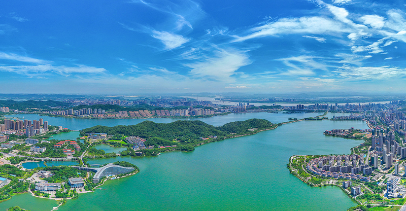 黄石天空湛蓝似宝石 周巍.jpg